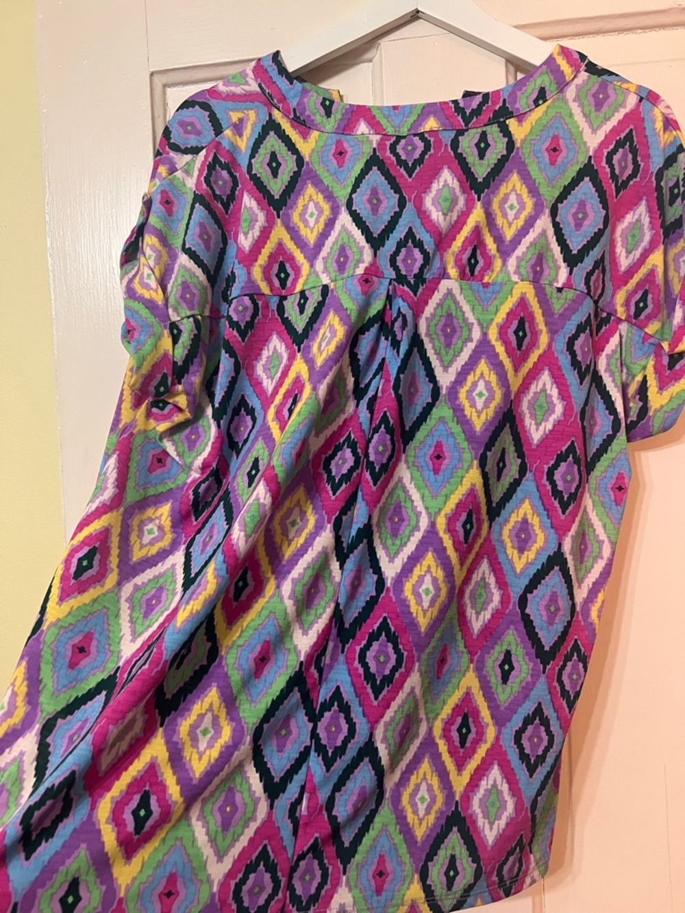 DEAR SCARLETT Women's Multicolor Diamond-Print Short Sleeve Blouse NWOT - Picture 4 of 9